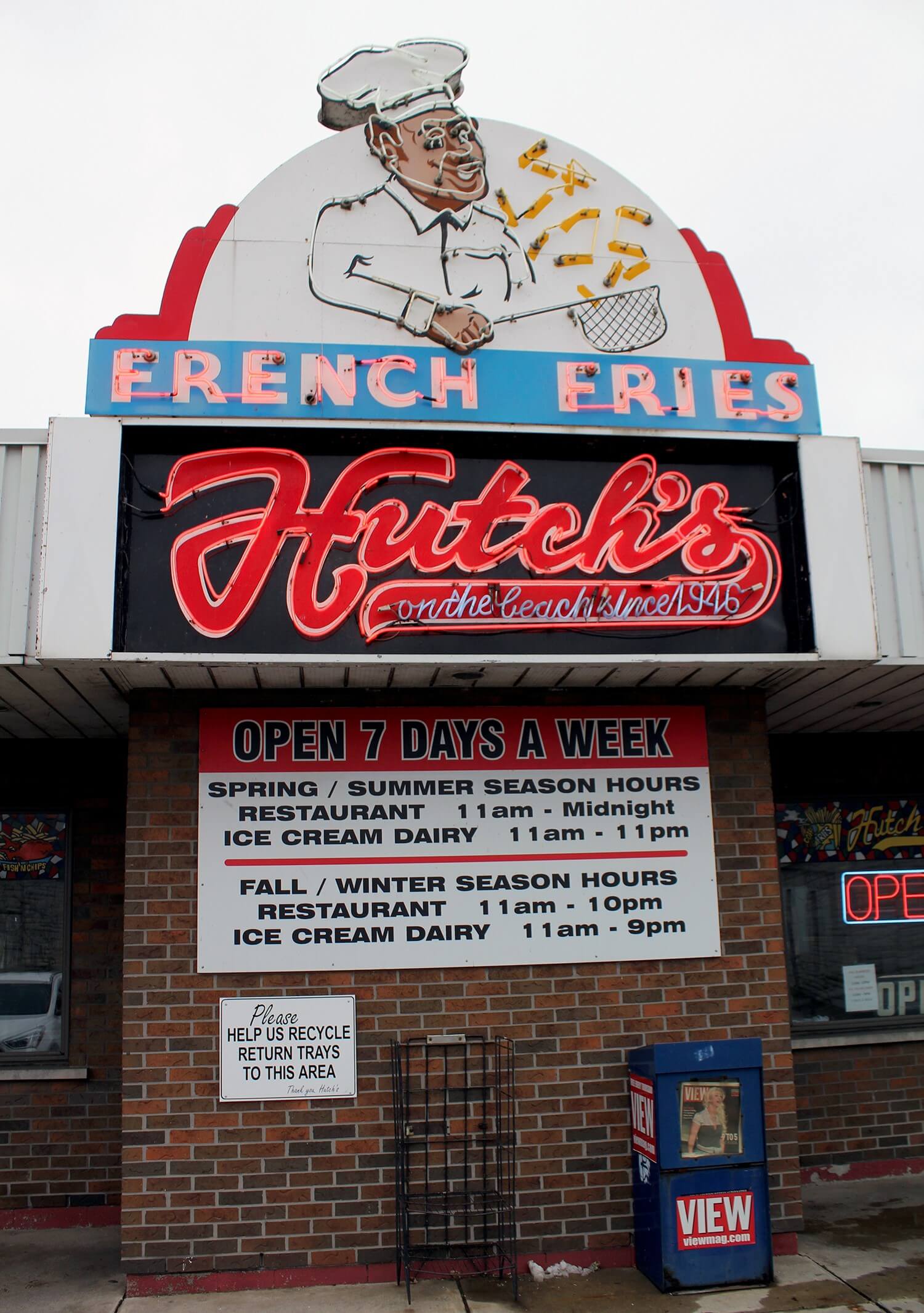 Hutch's On The Beach Sign